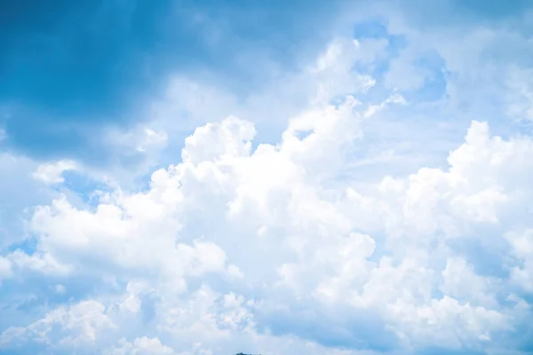 Bella Vista Del Cielo Blu Con Nuvole All Alba Parzialmente — Foto Stock