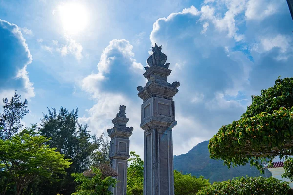 Duong Mezarlığı 'nı asın. Vietnam 'da Con Dao Adası' ndaki hapishanelerde ölen isyancıları ve esirleri hatırlamak için bir mezarlık.