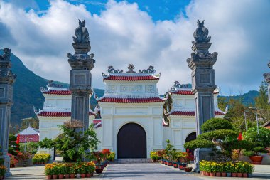 Duong Mezarlığı 'nı asın. Vietnam 'da Con Dao Adası' ndaki hapishanelerde ölen isyancıları ve esirleri hatırlamak için bir mezarlık.