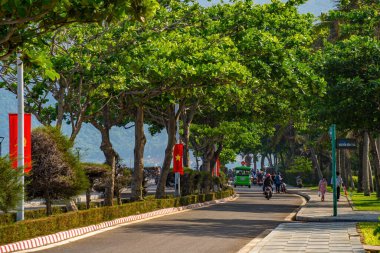 Con Dao, Vietnam - 30 APR 2023: Con Dao adasındaki kıyı şeridi boyunca uzanan ünlü yol. Con Dao Adası Güney Vietnam 'ın en ünlü yerlerinden biridir..