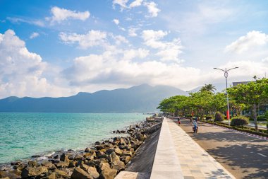 Con Dao, Vietnam - 30 APR 2023: Con Dao adasındaki kıyı şeridi boyunca uzanan ünlü yol. Con Dao Adası Güney Vietnam 'ın en ünlü yerlerinden biridir..