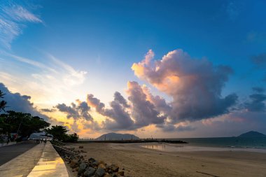 Panoramik sahil kıyısı Con Dao adası yukarıdan, dalgalar, kıyı şeridi, açık gökyüzü ve yol, mavi deniz ve dağ.