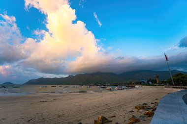 Yeni Con Dao Yolcu Limanı. Ekspres tekne, Vietnam 'daki Con Dao Adası' nda ulaşım hizmetleri sağladı. Con dao Adası ve mavi gökyüzü