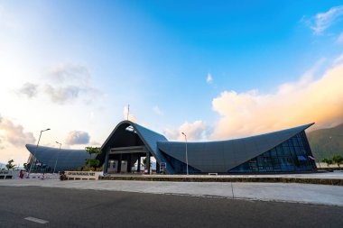 Yeni Con Dao Yolcu Limanı. Ekspres tekne, Vietnam 'daki Con Dao Adası' nda ulaşım hizmetleri sağladı. Con dao Adası ve mavi gökyüzü