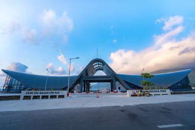 Yeni Con Dao Yolcu Limanı. Ekspres tekne, Vietnam 'daki Con Dao Adası' nda ulaşım hizmetleri sağladı. Con dao Adası ve mavi gökyüzü