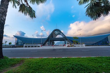 Yeni Con Dao Yolcu Limanı. Ekspres tekne, Vietnam 'daki Con Dao Adası' nda ulaşım hizmetleri sağladı. Con dao Adası ve mavi gökyüzü