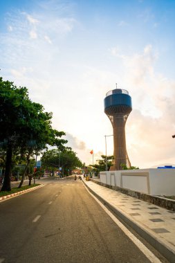 Yeni Con Dao Yolcu Limanı. Ekspres tekne, Vietnam 'daki Con Dao Adası' nda ulaşım hizmetleri sağladı. Con dao Adası ve mavi gökyüzü