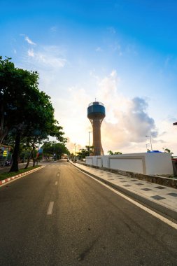 Yeni Con Dao Yolcu Limanı. Ekspres tekne, Vietnam 'daki Con Dao Adası' nda ulaşım hizmetleri sağladı. Con dao Adası ve mavi gökyüzü