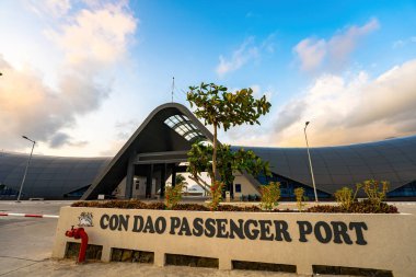 Yeni Con Dao Yolcu Limanı. Ekspres tekne, Vietnam 'daki Con Dao Adası' nda ulaşım hizmetleri sağladı. Con dao Adası ve mavi gökyüzü