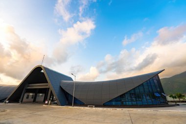 Yeni Con Dao Yolcu Limanı. Ekspres tekne, Vietnam 'daki Con Dao Adası' nda ulaşım hizmetleri sağladı. Con dao Adası ve mavi gökyüzü