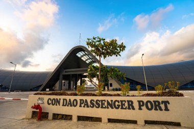 Yeni Con Dao Yolcu Limanı. Ekspres tekne, Vietnam 'daki Con Dao Adası' nda ulaşım hizmetleri sağladı. Con dao Adası ve mavi gökyüzü
