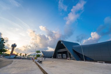 Yeni Con Dao Yolcu Limanı. Ekspres tekne, Vietnam 'daki Con Dao Adası' nda ulaşım hizmetleri sağladı. Con dao Adası ve mavi gökyüzü