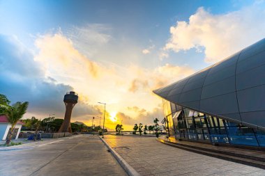 Yeni Con Dao Yolcu Limanı. Ekspres tekne, Vietnam 'daki Con Dao Adası' nda ulaşım hizmetleri sağladı. Con dao Adası ve mavi gökyüzü