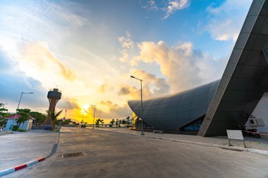 Yeni Con Dao Yolcu Limanı. Ekspres tekne, Vietnam 'daki Con Dao Adası' nda ulaşım hizmetleri sağladı. Con dao Adası ve mavi gökyüzü