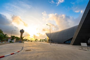 Yeni Con Dao Yolcu Limanı. Ekspres tekne, Vietnam 'daki Con Dao Adası' nda ulaşım hizmetleri sağladı. Con dao Adası ve mavi gökyüzü