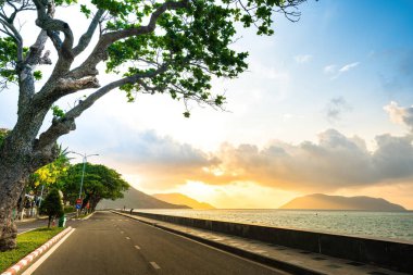 Vietnam 'daki Con Dao adasındaki kıyı şeridi boyunca uzanan ünlü yol. Con Dao Adası Güney Vietnam 'ın en ünlü yerlerinden biridir..