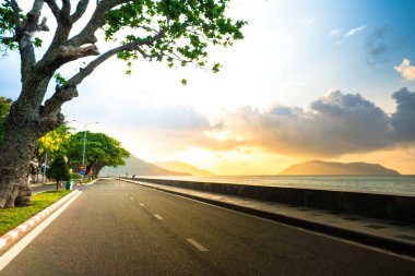 Vietnam 'daki Con Dao adasındaki kıyı şeridi boyunca uzanan ünlü yol. Con Dao Adası Güney Vietnam 'ın en ünlü yerlerinden biridir..