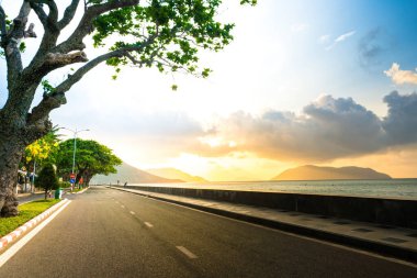 Vietnam 'daki Con Dao adasındaki kıyı şeridi boyunca uzanan ünlü yol. Con Dao Adası Güney Vietnam 'ın en ünlü yerlerinden biridir..