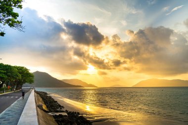 Gün batımında gökyüzü ve bulutların arasında güneş olan sakin bir deniz. Gün batımında gökyüzü ve bulutların arasında güneş olan sakin bir deniz. Meditasyon okyanusu ve gökyüzü arka planı. Huzurlu deniz manzarası. Suyun üzerinde ufuk..