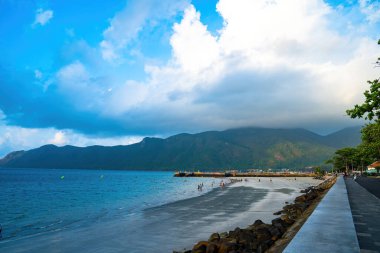 Yeni Con Dao Yolcu Limanı. Ekspres tekne, Vietnam 'daki Con Dao Adası' nda ulaşım hizmetleri sağladı. Con dao Adası ve mavi gökyüzü