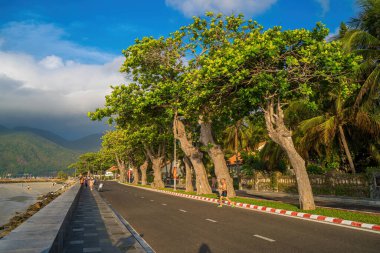 Vietnam 'daki Con Dao adasındaki kıyı şeridi boyunca uzanan ünlü yol. Con Dao Adası Güney Vietnam 'ın en ünlü yerlerinden biridir..