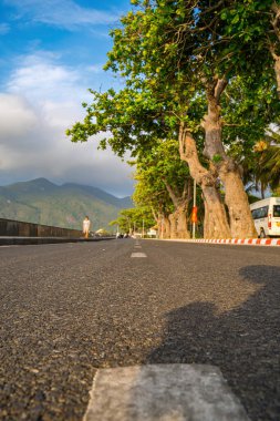 Vietnam 'daki Con Dao adasındaki kıyı şeridi boyunca uzanan ünlü yol. Con Dao Adası Güney Vietnam 'ın en ünlü yerlerinden biridir..