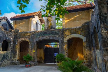 Vietnam 'daki Con Dao Adası' ndaki Con Son Hapishanesi 'ne giriş kapısı. Burası Bac Hai Hapishanesi. Fransız sömürgeciler tarafından inşa edildi. En kötü şöhretli yer kaplan kafesleridir..