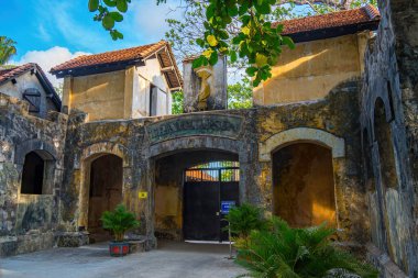 Vietnam 'daki Con Dao Adası' ndaki Con Son Hapishanesi 'ne giriş kapısı. Burası Bac Hai Hapishanesi. Fransız sömürgeciler tarafından inşa edildi. En kötü şöhretli yer kaplan kafesleridir..