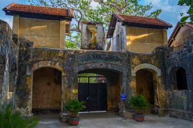 Vietnam 'daki Con Dao Adası' ndaki Con Son Hapishanesi 'ne giriş kapısı. Burası Bac Hai Hapishanesi. Fransız sömürgeciler tarafından inşa edildi. En kötü şöhretli yer kaplan kafesleridir..