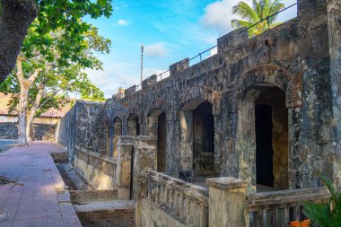 Vietnam 'daki Con Dao Adası' ndaki Con Son Hapishanesi 'ne giriş kapısı. Burası Bac Hai Hapishanesi. Fransız sömürgeciler tarafından inşa edildi. En kötü şöhretli yer kaplan kafesleridir..