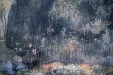 Arka plan için eski gri beton duvar dokusu. Gri duvardaki pürüzlü doku yağmur nedeniyle boya tabakasının soyulmasından kaynaklanıyor. Arka planın yapısı. Bir yazıt şablonu. Model.