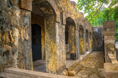 Vietnam 'daki Con Dao Adası' ndaki Con Son Hapishanesi 'ne giriş kapısı. Burası Bac Hai Hapishanesi. Fransız sömürgeciler tarafından inşa edildi. En kötü şöhretli yer kaplan kafesleridir..