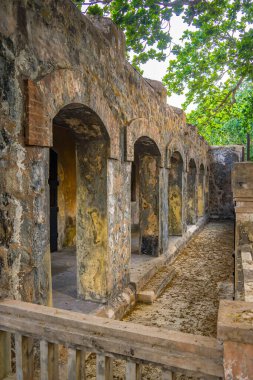 Vietnam 'daki Con Dao Adası' ndaki Con Son Hapishanesi 'ne giriş kapısı. Burası Bac Hai Hapishanesi. Fransız sömürgeciler tarafından inşa edildi. En kötü şöhretli yer kaplan kafesleridir..