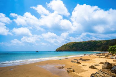 Con Dao adasındaki güzel Dam Trau plajı. Alt Manzara Uçağı iniyor. Mavi denizi ve dağıyla yukarıdan gelen vahşi sahil Con Dao adası, bir sürü bulut..
