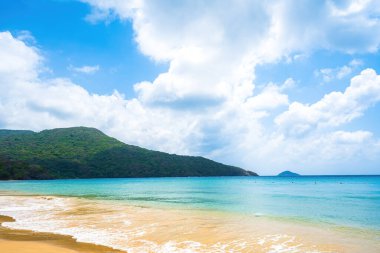 Con Dao adasındaki güzel Dam Trau plajı. Alt Manzara Uçağı iniyor. Mavi denizi ve dağıyla yukarıdan gelen vahşi sahil Con Dao adası, bir sürü bulut..