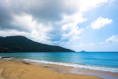 Con Dao adasındaki güzel Dam Trau plajı. Alt Manzara Uçağı iniyor. Mavi denizi ve dağıyla yukarıdan gelen vahşi sahil Con Dao adası, bir sürü bulut..