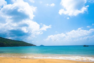 Con Dao adasındaki güzel Dam Trau plajı. Alt Manzara Uçağı iniyor. Mavi denizi ve dağıyla yukarıdan gelen vahşi sahil Con Dao adası, bir sürü bulut..