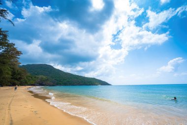 Con Dao adasındaki güzel Dam Trau plajı. Alt Manzara Uçağı iniyor. Mavi denizi ve dağıyla yukarıdan gelen vahşi sahil Con Dao adası, bir sürü bulut..