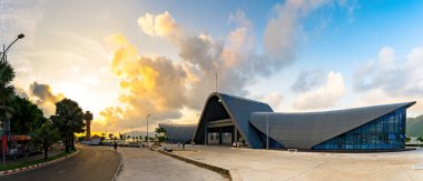 Yeni Con Dao Yolcu Limanı. Ekspres tekne, Vietnam 'daki Con Dao Adası' nda ulaşım hizmetleri sağladı. Con dao Adası ve mavi gökyüzü