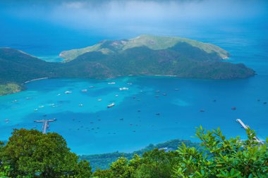 Panoramik kıyı kıyı şeridi Con Dao adası yukarıdan, dalgalar, kıyı şeridi, açık gökyüzü ve yol, mavi deniz ve dağ. Con Dao 'nun yeni yolcu portu.