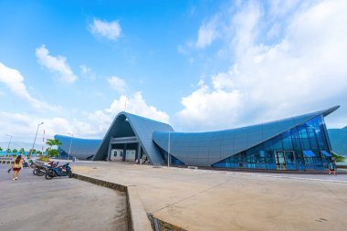 Yeni Con Dao Yolcu Limanı. Ekspres tekne, Vietnam 'daki Con Dao Adası' nda ulaşım hizmetleri sağladı. Con dao Adası ve mavi gökyüzü