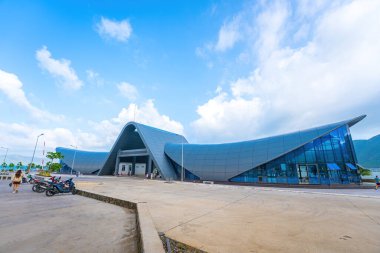 Yeni Con Dao Yolcu Limanı. Ekspres tekne, Vietnam 'daki Con Dao Adası' nda ulaşım hizmetleri sağladı. Con dao Adası ve mavi gökyüzü