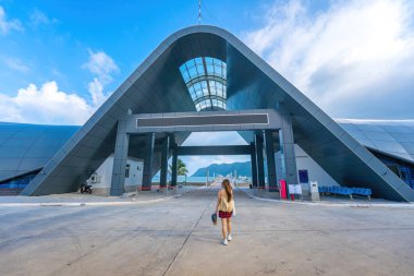 Yeni Con Dao Yolcu Limanı. Ekspres tekne, Vietnam 'daki Con Dao Adası' nda ulaşım hizmetleri sağladı. Con dao Adası ve mavi gökyüzü