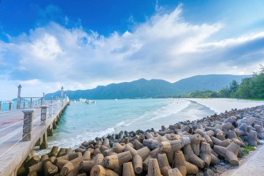 Yeni Con Dao Yolcu Limanı. Ekspres tekne, Vietnam 'daki Con Dao Adası' nda ulaşım hizmetleri sağladı. Con dao Adası ve mavi gökyüzü