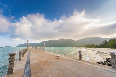 Yeni Con Dao Yolcu Limanı. Ekspres tekne, Vietnam 'daki Con Dao Adası' nda ulaşım hizmetleri sağladı. Con dao Adası ve mavi gökyüzü