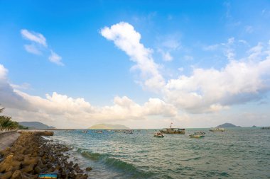 Güneş batarken sakin deniz Con Dao Adası üzerindeki bulutların arasından. Gün batımında gökyüzü ve bulutların arasında güneş olan sakin bir deniz. Meditasyon okyanusu ve gökyüzü arka planı. Huzurlu deniz manzarası.