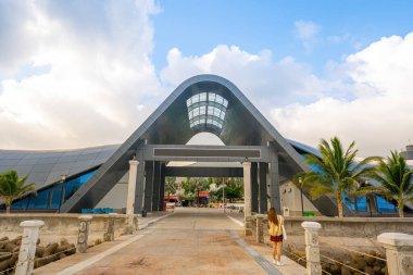 Yeni Con Dao Yolcu Limanı. Ekspres tekne, Vietnam 'daki Con Dao Adası' nda ulaşım hizmetleri sağladı. Con dao Adası ve mavi gökyüzü