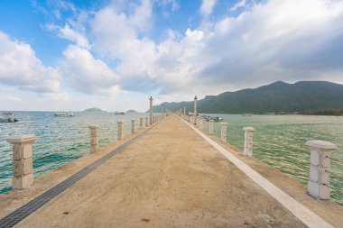 Yeni Con Dao Yolcu Limanı. Ekspres tekne, Vietnam 'daki Con Dao Adası' nda ulaşım hizmetleri sağladı. Con dao Adası ve mavi gökyüzü