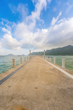 Yeni Con Dao Yolcu Limanı. Ekspres tekne, Vietnam 'daki Con Dao Adası' nda ulaşım hizmetleri sağladı. Con dao Adası ve mavi gökyüzü