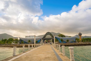 Yeni Con Dao Yolcu Limanı. Ekspres tekne, Vietnam 'daki Con Dao Adası' nda ulaşım hizmetleri sağladı. Con dao Adası ve mavi gökyüzü